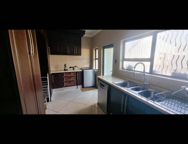 5 BEDROOM HOUSE FOR SALE IN WIERDA CREST ESTATE